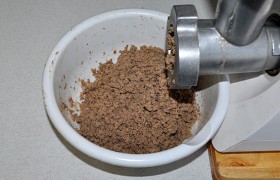 Измельчаем печень с помощью мясорубки или блендера.