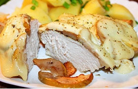 Куриные грудки с яблоками и сыром