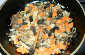 Картофель с тушенкой и грибами - фото №5