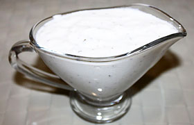 Соус из йогурта с сыром для салатов