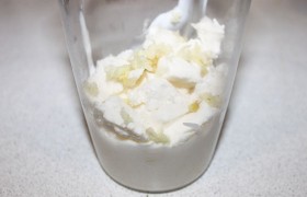 Соус из йогурта с сыром для салатов - фото №2