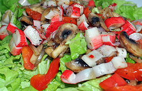 Грибной салат с крабовыми палочками и сладким перцем