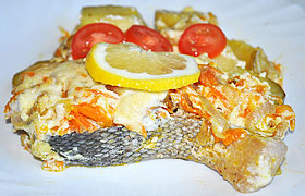 Красная рыба под сливочным соусом, запеченная с картофелем
