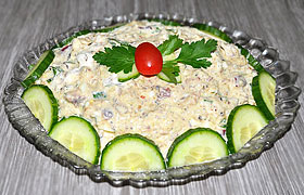 Салат с рыбными консервами, рисом и огурцом