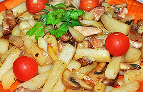 Жареный картофель с мясом и грибами