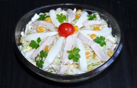 Салат из пекинской капусты с курицей и яйцом