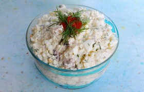 Салат морской коктейль с рисом и яйцом