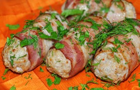 Котлеты из мясного фарша в беконе