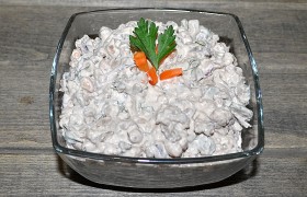 Салат из фасоли с печенью и огурцами