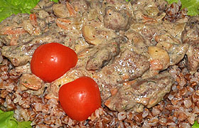 Говяжья печень с грибами в сливочном соусе