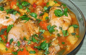 Тушеная курица с овощами в томатном соусе