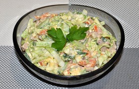 Салат с печенью трески, овощами и яйцом