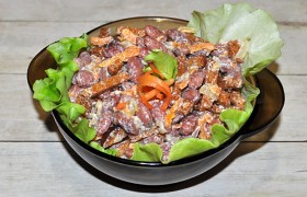 Фасолевый салат с сухариками