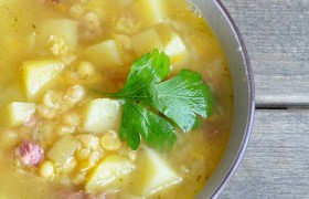 Гороховый суп с копченостями и горчицей